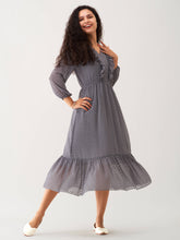 Robe à col en V en mousseline de soie gris ardoise à pois Brasso